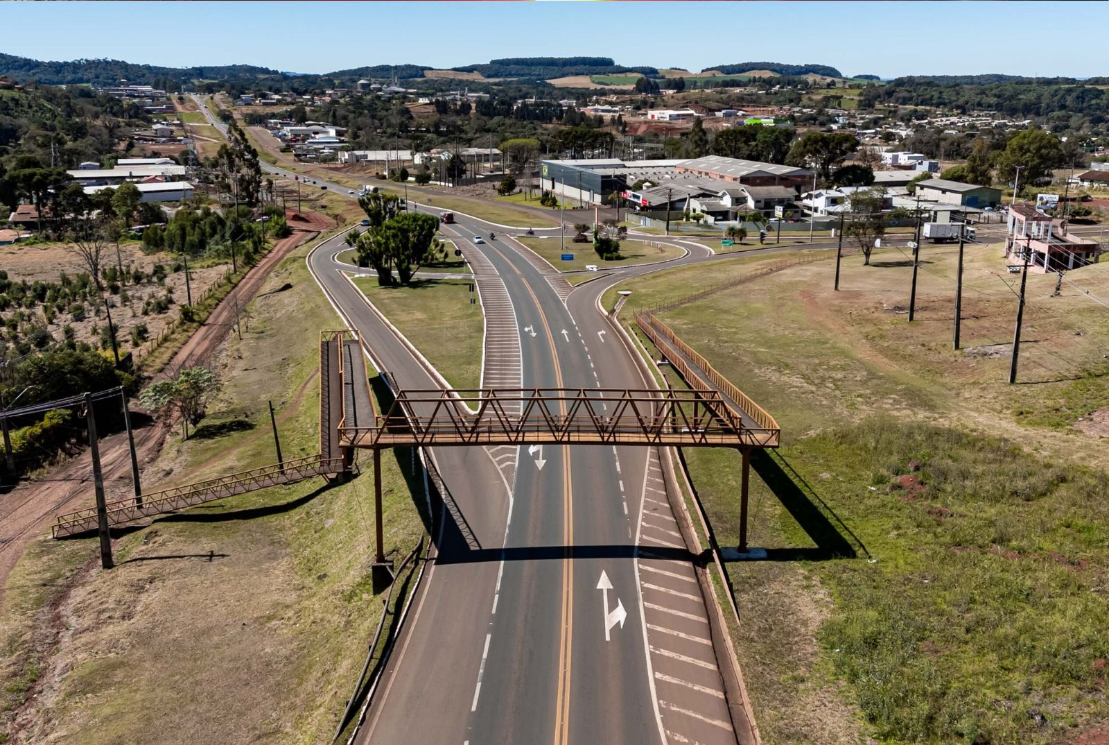 Colisão entre carro e caminhão mobiliza equipes na BR-277 em Laranjeiras do Sul