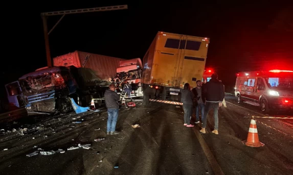 Colisão Entre Um Carro E Duas Carretas, Deixa 4 Pessoas Mortas Em Candói-Pr Na 277.