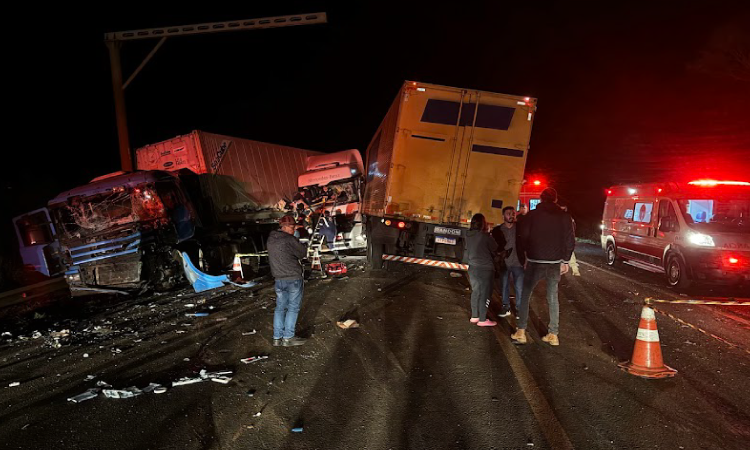 Colisão Entre Um Carro E Duas Carretas, Deixa 4 Pessoas Mortas Em Candói-Pr Na 277.