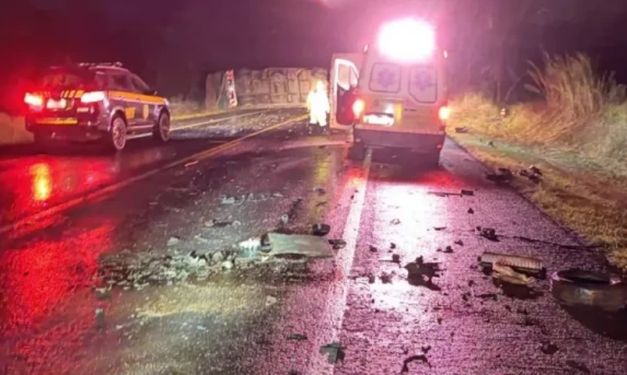 Colisão frontal e tombamento de caminhão resulta em morte na BR 277.