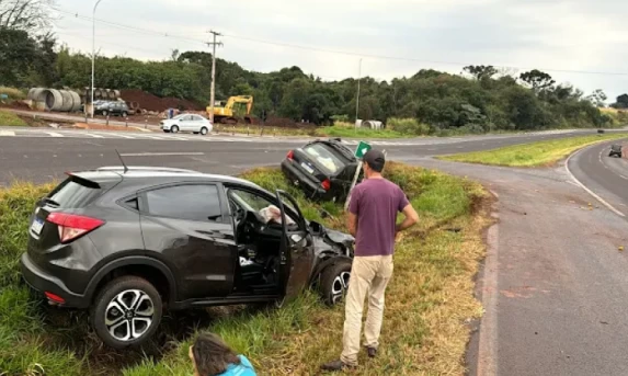 Colisão lateral deixa carros destruídos na PRC-467 em Cascavel.
