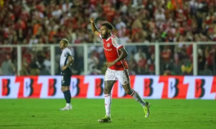 Com golaço de Wesley, Inter vence e deixa Corinthians no Z4.