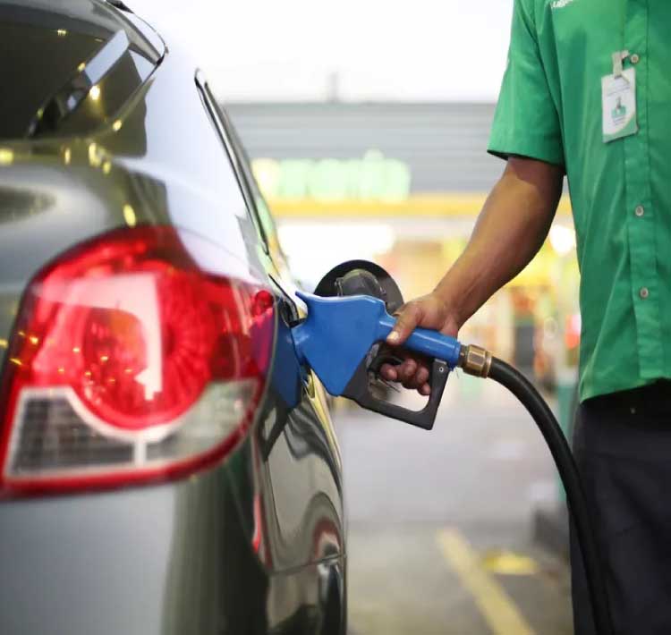 COMBUSTÍVEIS: Petrobras reduz preço da gasolina de novo. Combustível já caiu 19% desde julho.