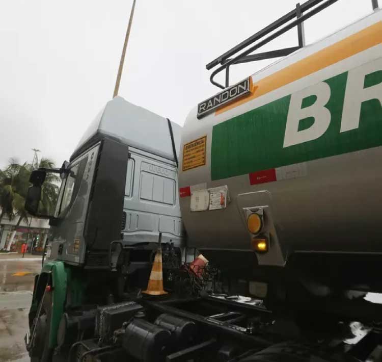 COMBUSTÍVEIS: Preço do litro da gasolina fica R$ 0,25 mais barato para as distribuidoras a partir de hoje.