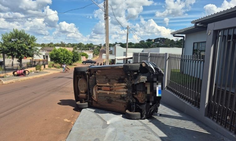 Condutor embriagado tomba veículo e atinge portão de residência em Três Barras do Paraná