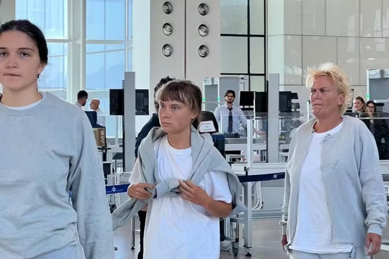 CONFLITO INTERNACIONAL: Israel Deporta Greta Thunberg e Mais de 170 Ativistas Após Interceptar Flotilha para Gaza