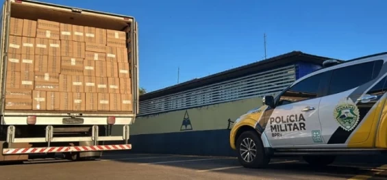 CONTRABANDO: Caminhão carregado com cigarros tenta fugir da polícia na PR-239.