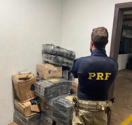 CONTRABANDO: Polícia Rodoviária Federal apreende veículo carregado com maconha em Santa Terezinha de Itaipu/PR.