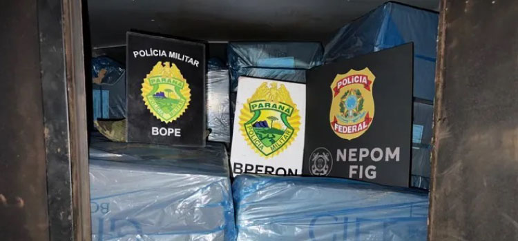 CONTRABANDO: Policiais federais e BPFRON apreendem ônibus escolar com 400 caixas de cigarros contrabandeados em Missal.