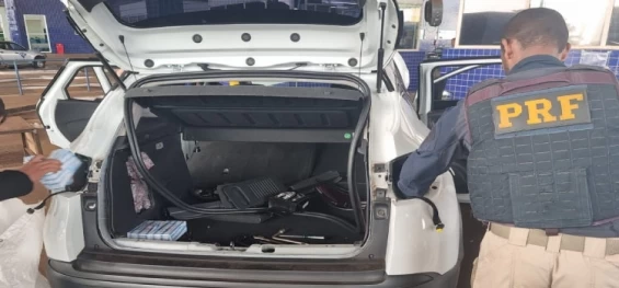 CONTRABANDO: Policiais Rodoviários Federais apreendem celulares em fundos falsos de dois veículos em Foz do Iguaçu/PR.