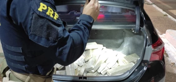 CONTRABANDO: Policiais Rodoviários Federais apreendem mais de 100kg de maconha e recuperam carro roubado em Santa Terezinha de Itaipu.