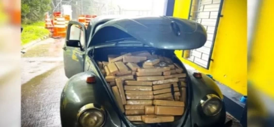 CONTRABANDO: PRF apreende Fusca com mais de 150 quilos de maconha no Paraná.