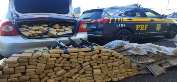 CONTRABANDO: PRF apreende menor com quase meia tonelada de maconha e 3 pistolas no Paraná.