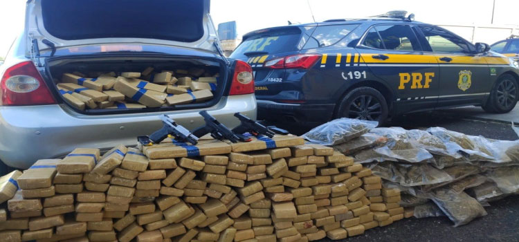 CONTRABANDO: PRF apreende menor com quase meia tonelada de maconha e 3 pistolas no Paraná.