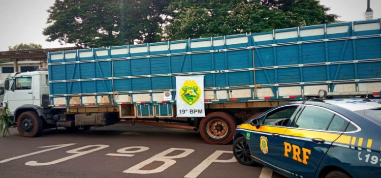 CONTRABANDO: PRF e PM/PR apreendem caminhão carregado com 400 mil maços de cigarros em Toledo.