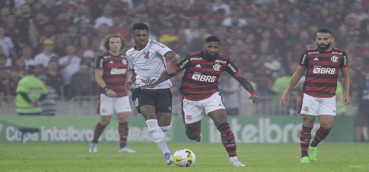 COPA DO BRASIL: Flamengo pressiona, mas Athletico-PR segura empate.