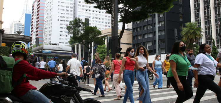 COVID-19: Brasil tem 29,9 milhões de casos e 659,7 mil mortes.
