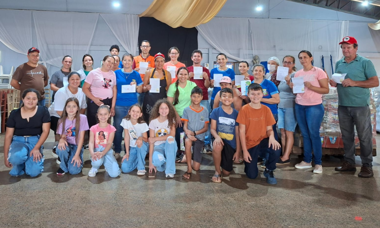 CRIANÇAS DA CATEQUESE DE GUARANIAÇU EMOCIONAM VOLUNTÁRIOS DE RIO BONITO DO IGUAÇU COM CARTINHAS E DOAÇÕES