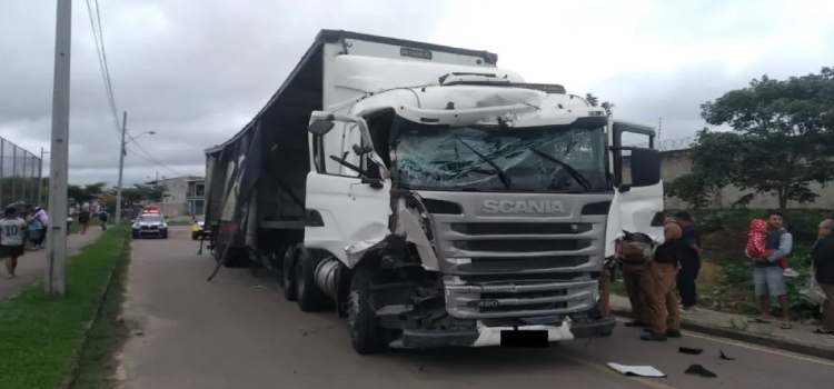 CURITIBA: Carreta desgovernada provoca diversos acidentes e deixa rastro de destruição.
