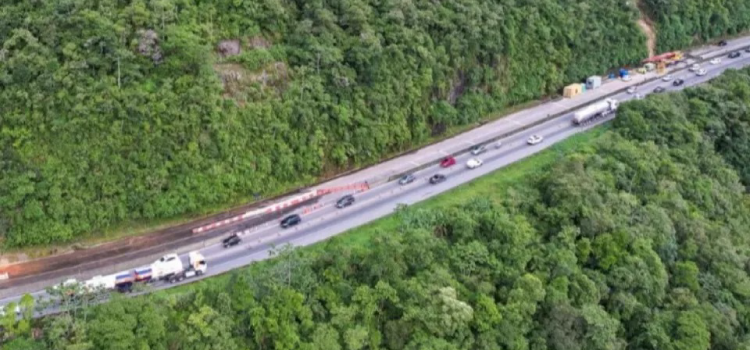 CURITIBA: Engavetamento entre 9 veículos deixa um ferido na Serra do Mar.