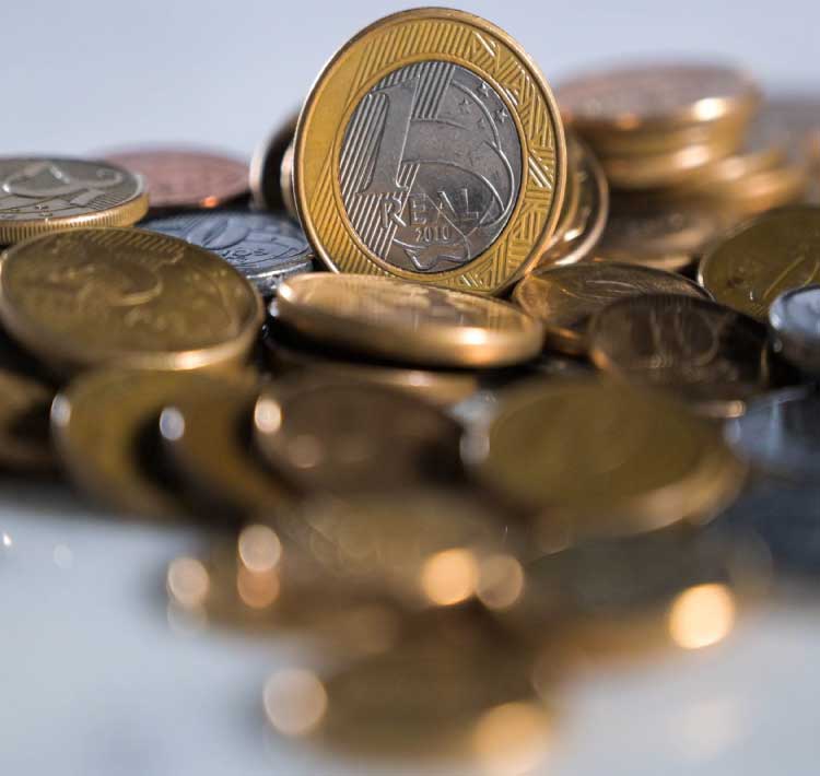 Décimo terceiro salário começa a ser pago este mês; veja como calcular.