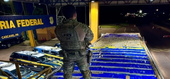 DESCAMINHO: PRF apreende quase 2 toneladas de maconha e 8 pistolas em carreta frigorífica.