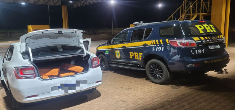 DESCAMINHO: PRF de Cascavel apreende veículo que transportava diversos volumes de substância análoga a maconha.