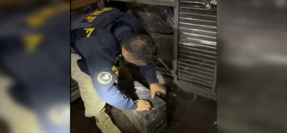 DESCAMINHO: PRF descobre 2 toneladas de maconha em fundo falso de caminhão.