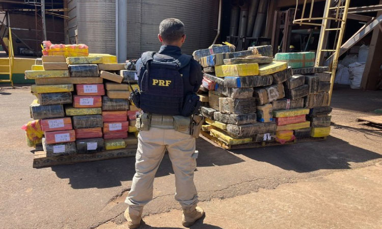 DESCAMINHO: PRF localiza 3 toneladas de maconha escondidas em meio a carga de milho.
