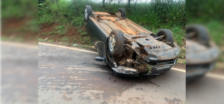 DOIS VIZINHOS: Mulher fica ferida em capotamento de carro.
