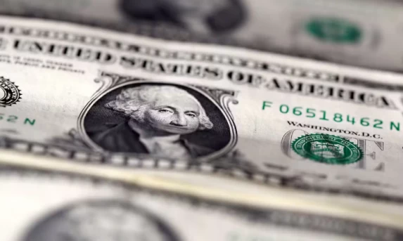 Dólar cai ao menor patamar em dois anos enquanto mercados aguardam cúpula de paz em Islamabad