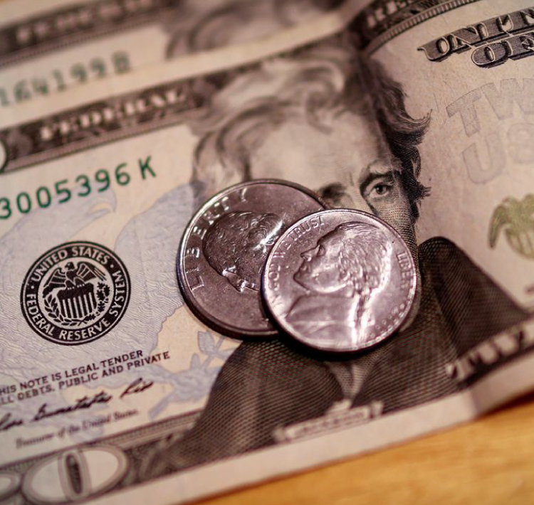 Dólar cai para R$ 5,04 após BC sinalizar juros altos por mais tempo.