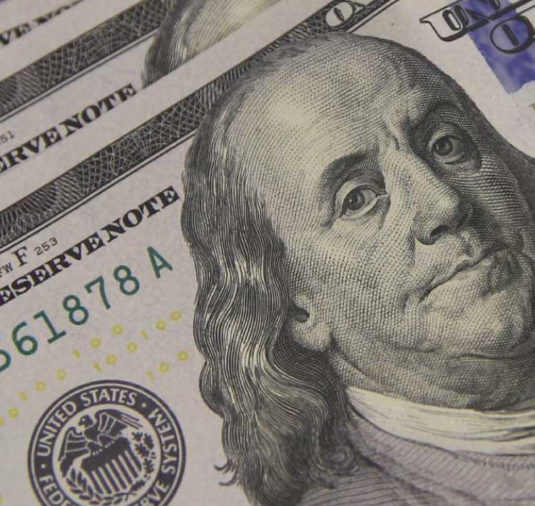 Dólar fecha a R$ 5,21 e acumula queda de mais de 3% na semana.