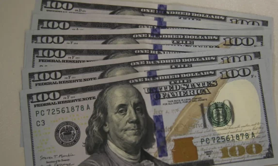 Dólar recua e Ibovespa volta a bater recorde