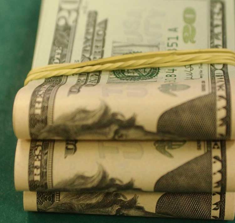 Dólar sobe para R$ 5,21 à espera de dados da economia americana.