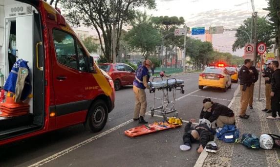 Duas pessoas ficam feridas após atropelamento no Centro de Cascavel.