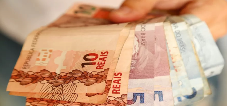 ECONOMIA: Bancos têm até 12 dias para devolver 'dinheiro esquecido' após solicitação.
