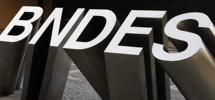 ECONOMIA: BNDES voltará a financiar projetos em países vizinhos, diz Lula.