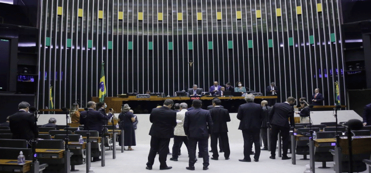 ECONOMIA: Câmara conclui votação de projeto que limita ICMS dos combustíveis.