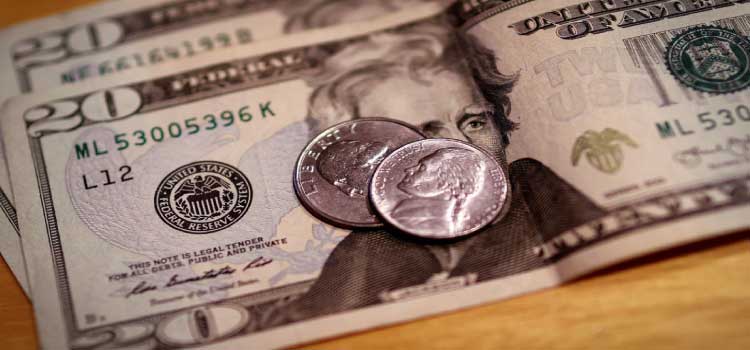ECONOMIA: Dólar cai para R$ 5,02 após Fed aumentar juros nos Estados Unidos.