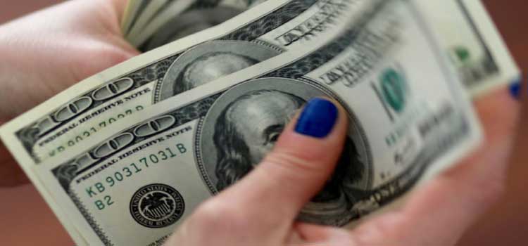 ECONOMIA: Dólar cai para R$ 5,25 e fecha no menor valor em quase um mês.