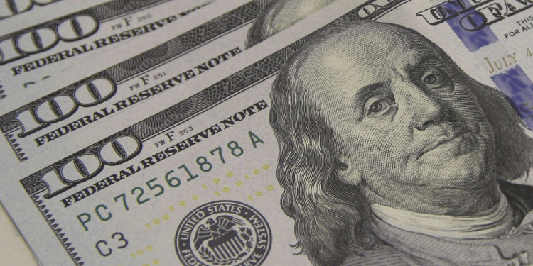 ECONOMIA: Dólar sobe 4% e fecha a R$ 4,80 em dia de tensão externa e interna.
