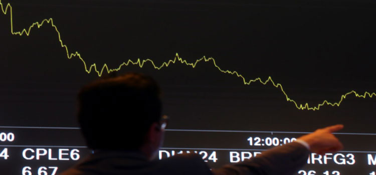 ECONOMIA: Dólar sobe para R$ 4,98 em mais um dia de turbulência no mercado.