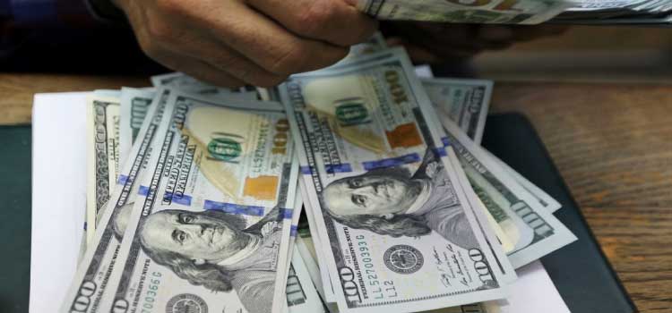 ECONOMIA: Dólar sobe para R$ 5,17, mas fecha julho em baixa de 1,16%.