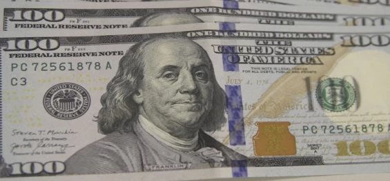 ECONOMIA: Dólar tem forte alta e encosta em R$ 4,85 com pessimismo externo.