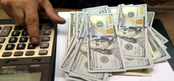 ECONOMIA: Dólar volta a R$ 5 com divulgação do PIB e acordo nos Estados Unidos.