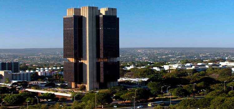 ECONOMIA: Economistas veem inflação de 8,89% este ano, com Selic a 13,25%, aponta BC.