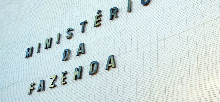 ECONOMIA: Fazenda reduz previsão oficial de crescimento do PIB para 1,61%.