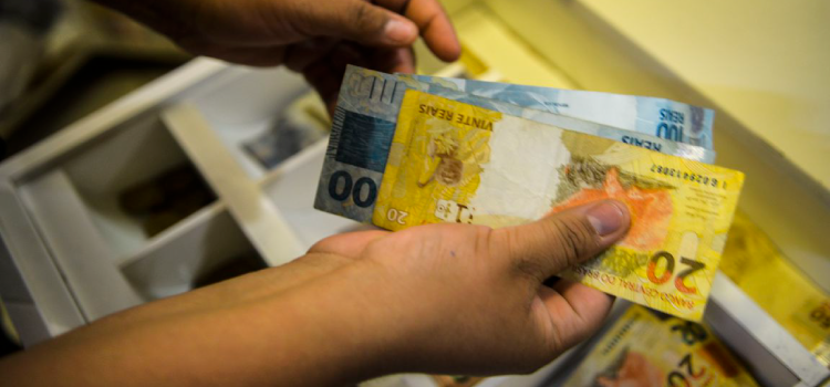 ECONOMIA: Governo oferece reajuste salarial de 7,9% a servidores.