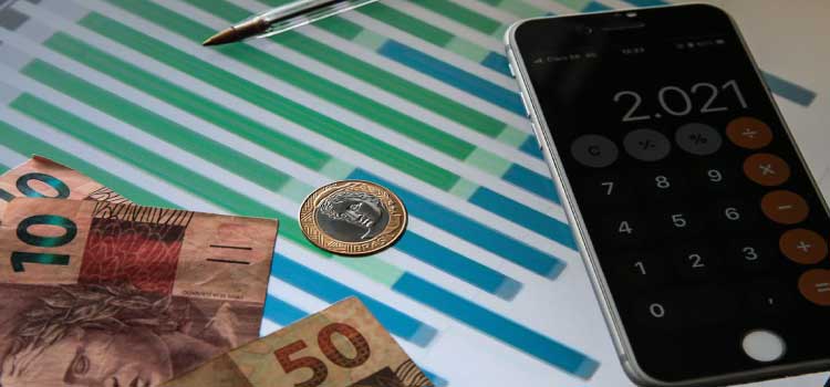 ECONOMIA: IBGE revisa queda do PIB de 2020 para 3,3%.